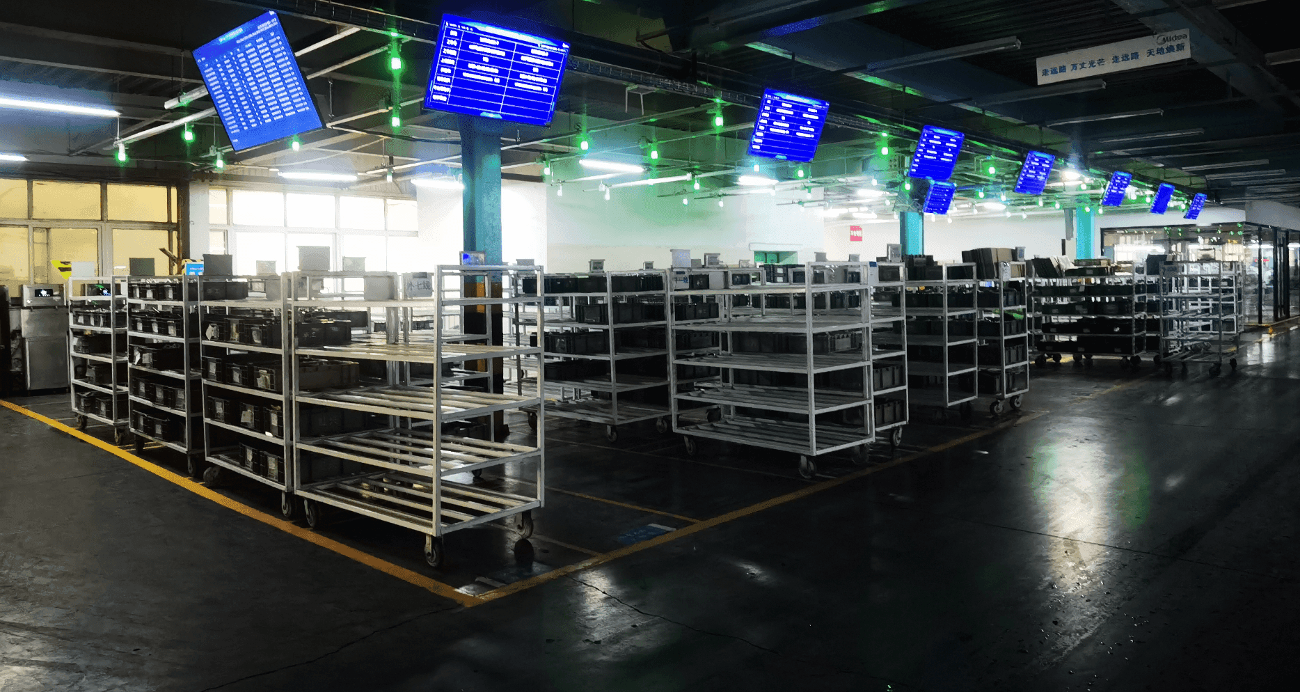 Intralogistics Autonomous Guided Vehicle (AGV) tracking materials using a Linkvisu E-ink routing tag.